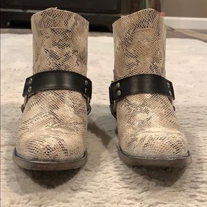 Snake skin boots size 6 really cute!